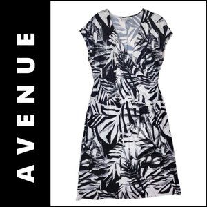 Avenue Black Dress Size 30 / 32 Women Short Sleeves Sheath